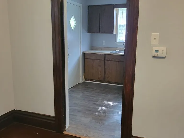 438 E Creighton Ave — Photo 4