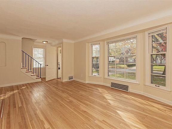 5th image of 305 E 218th St