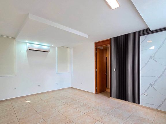 2nd image of 1 Jardin St
