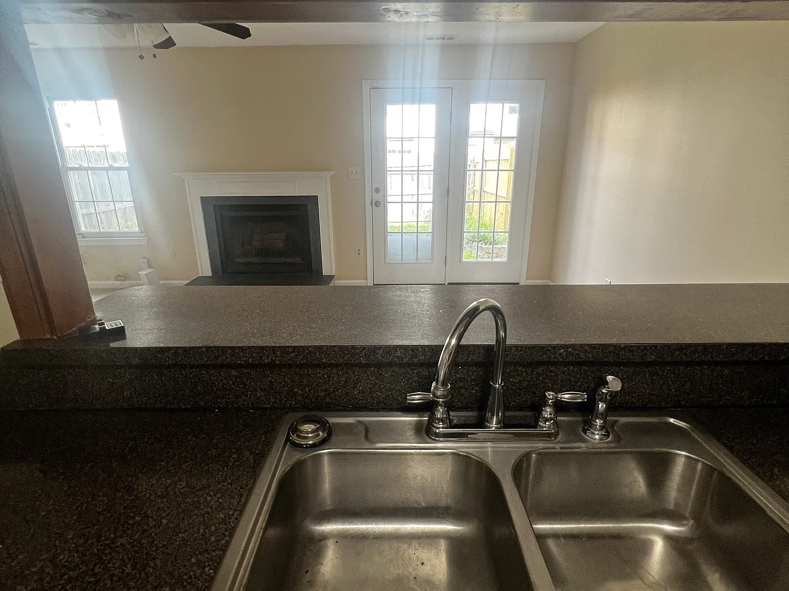 3 bed, 2.5 bath, 1600 sqft, $900 — Photo 4