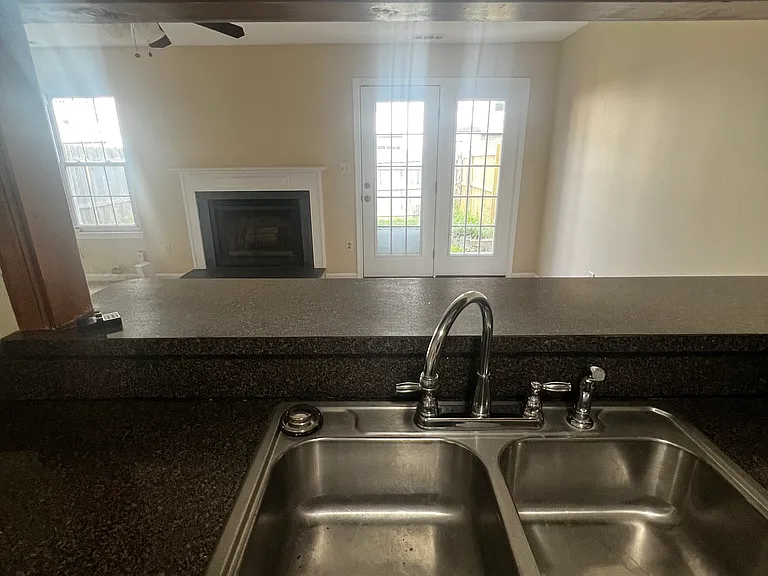 3904 Roebling Ln — Photo 4