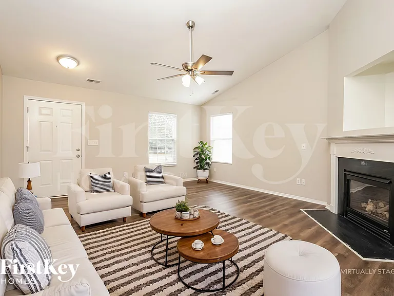520 Martha Ct — Photo 4