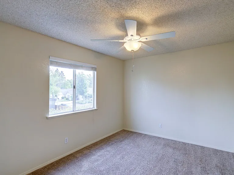 1761 E Jordan Ave — Photo 10
