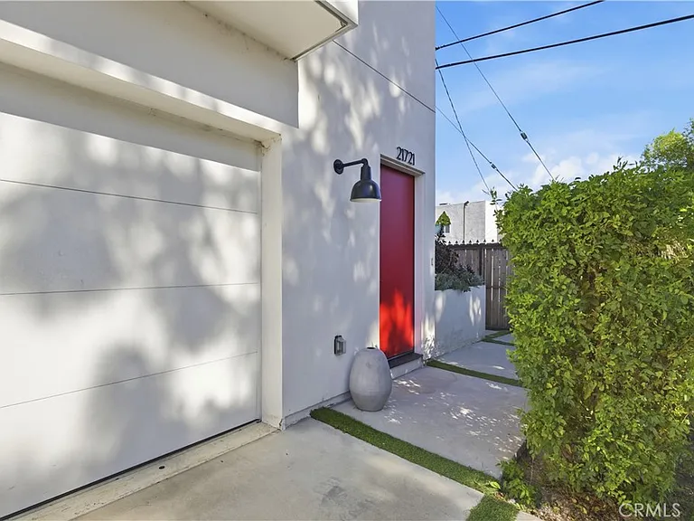 21721 Hart St — Photo 2