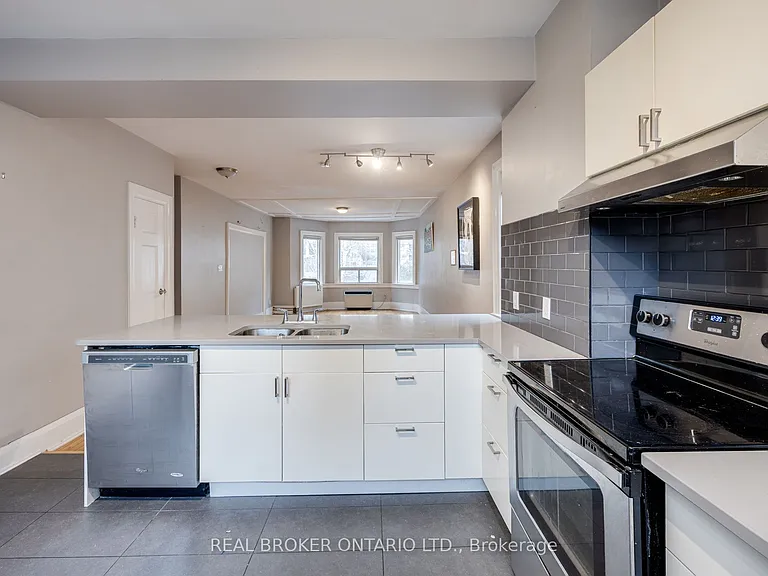 77 Isabella St #UPPER — Photo 8