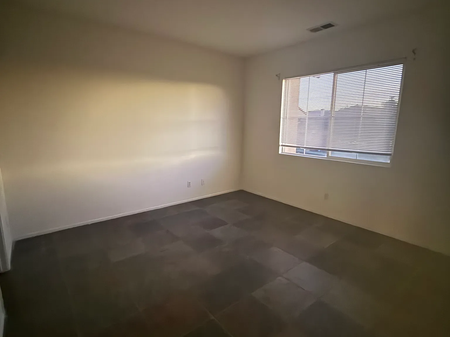 8 bed, 4388 sqft, $1,099 — Photo 2