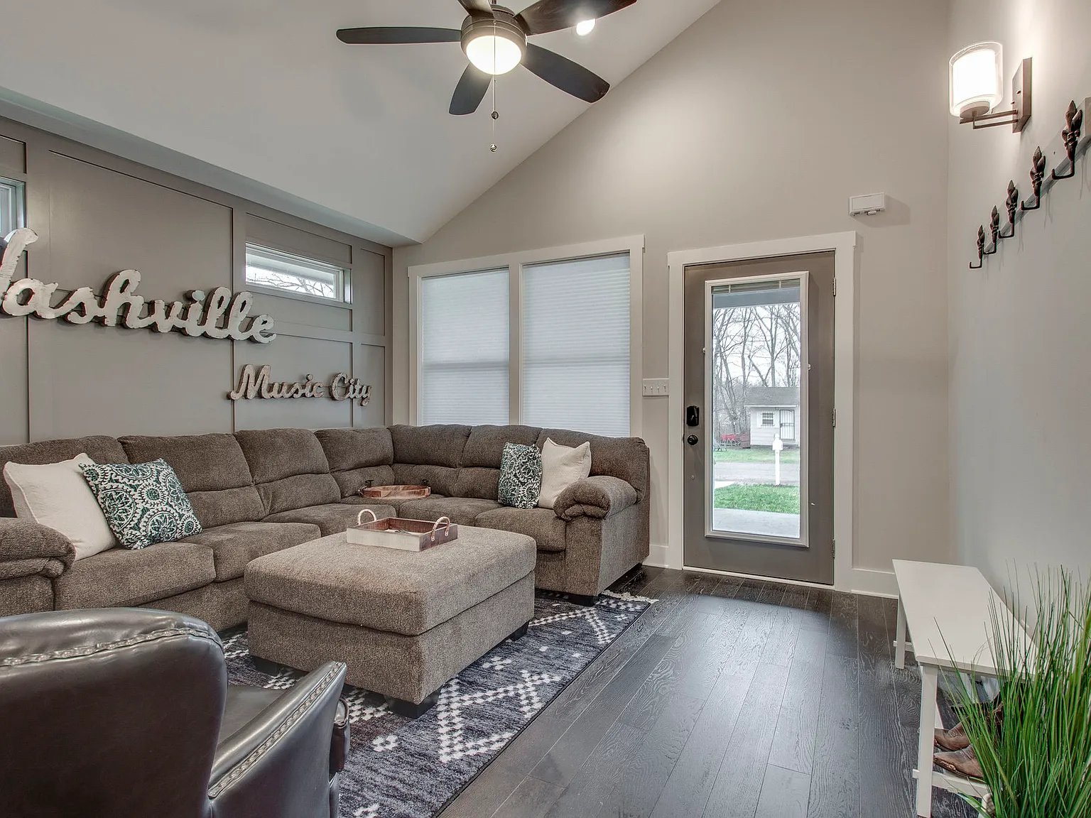 3 bed, 1610 sqft, $2,550 — Photo 2