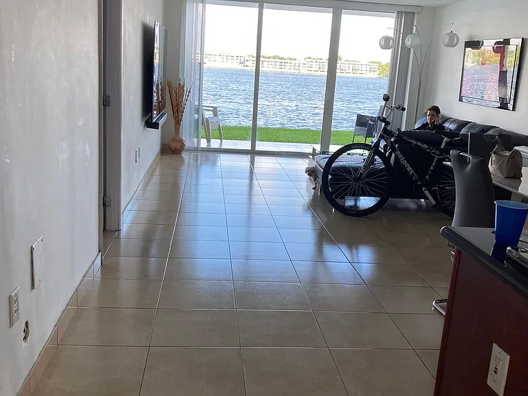 Miami Gardens Dr — Photo 2