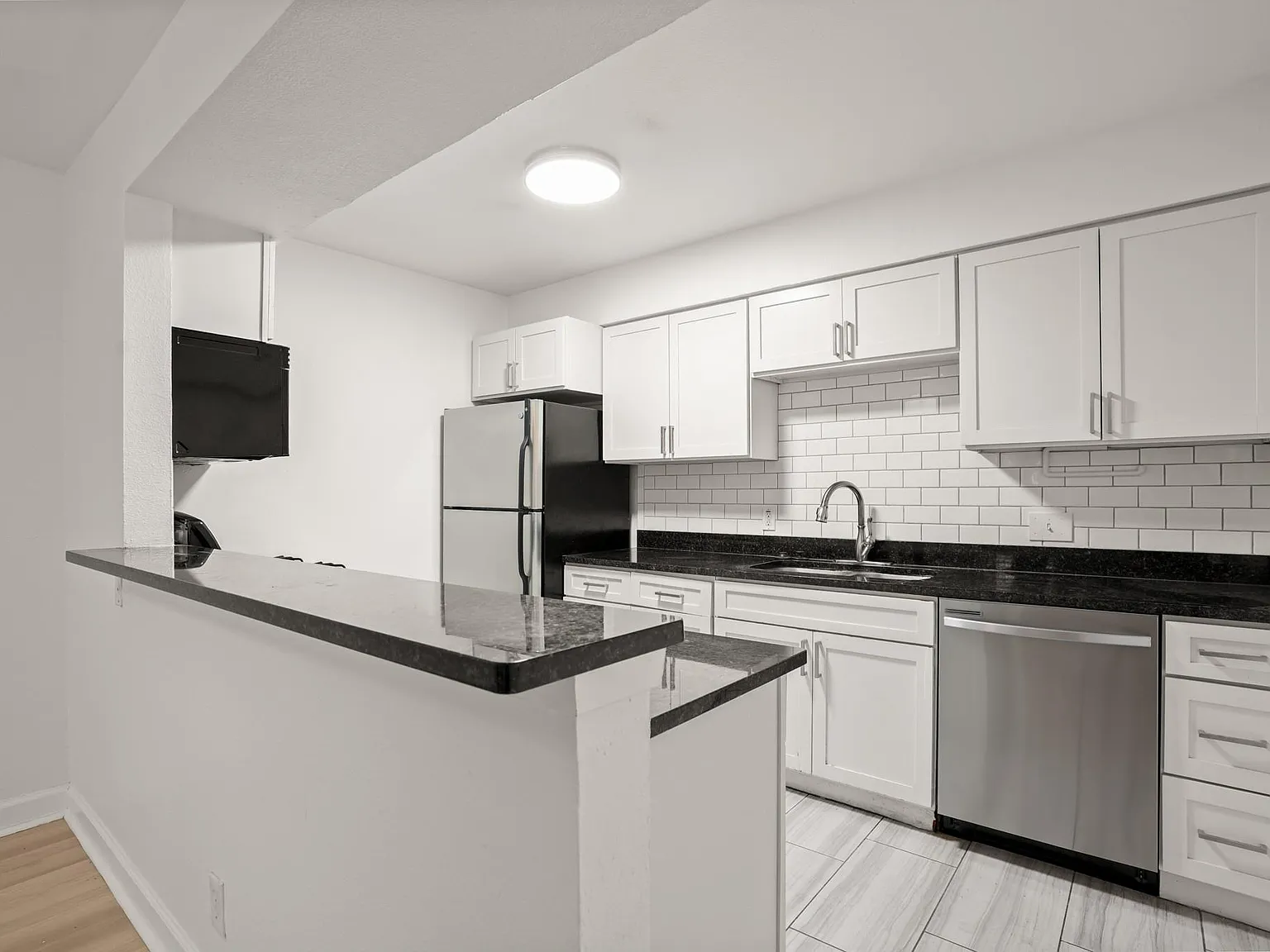 2 bed, 1.0 bath, 928 sqft, $2,075 — Photo 3