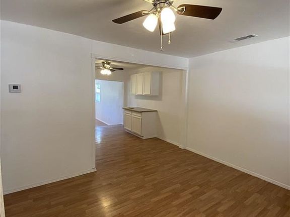 4th image of 609 Irvin St W