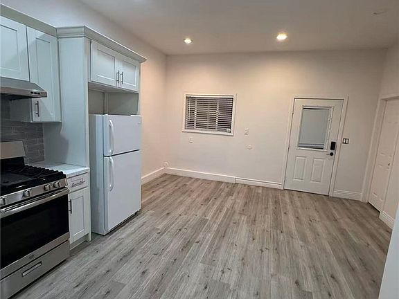 3rd image of 219 W Elm St
