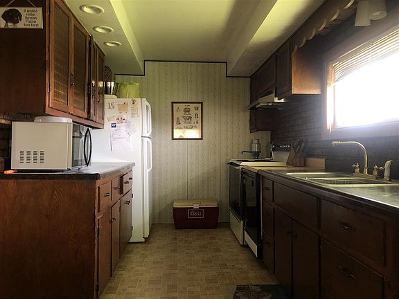 3rd image of 104 S Park St