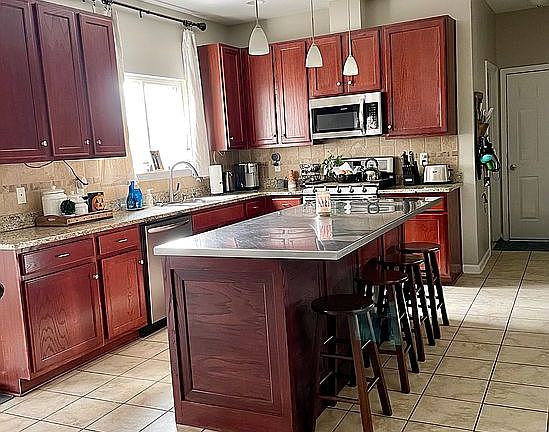 Kitchen with lg island