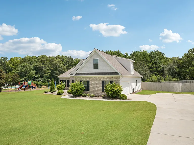 1121 Birchwood Dr — Photo 3
