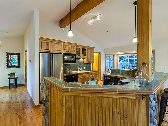 5th image of 615 Lakeview Way
