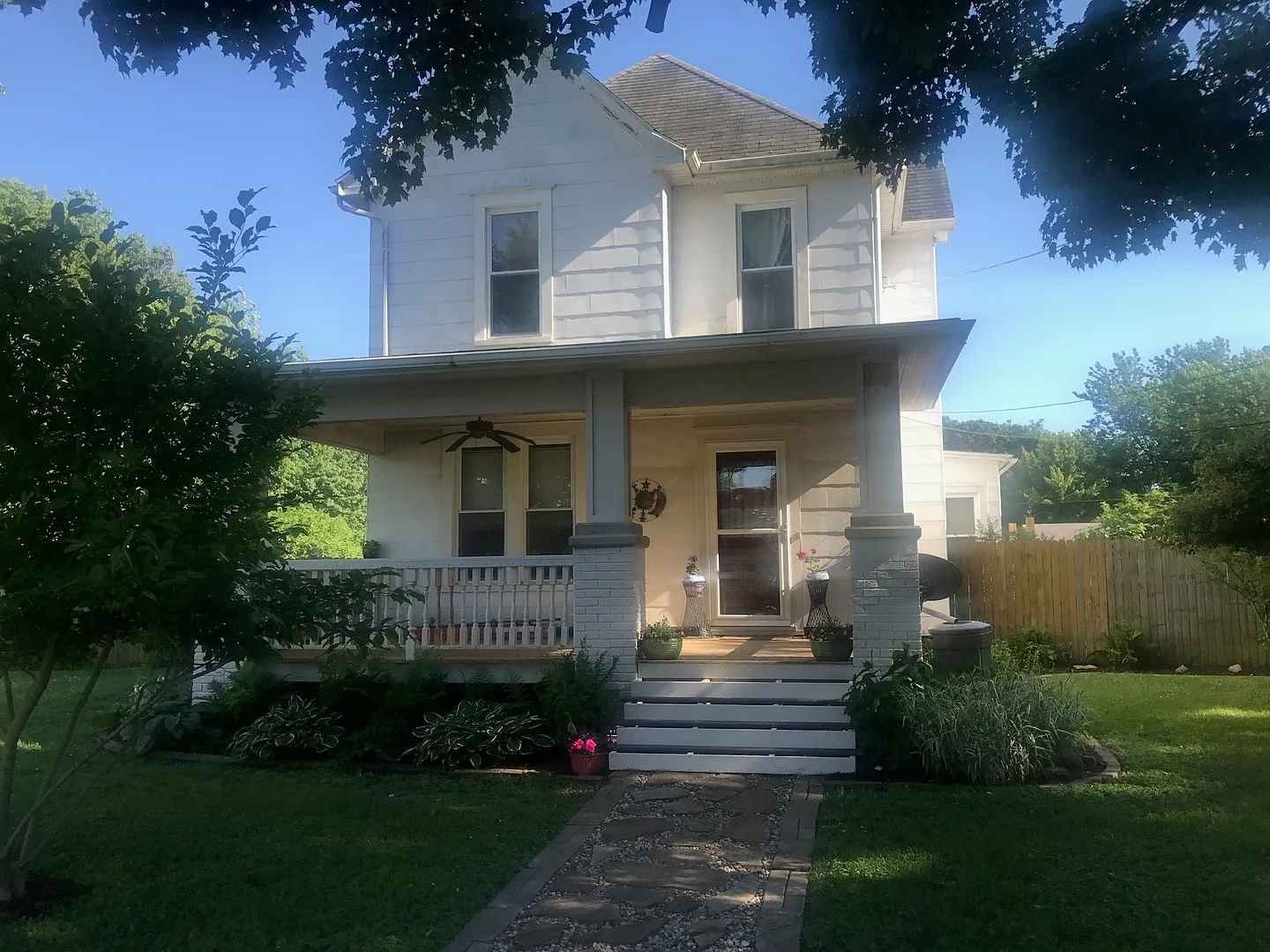 612 E 4th St photo 1
