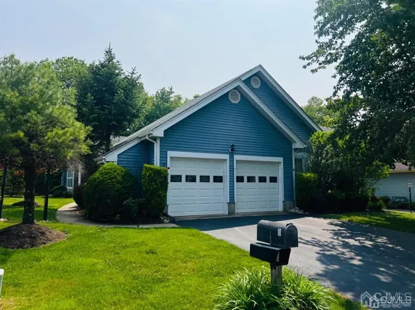 18 Ashbourne Dr, Monroe Township, NJ 08831