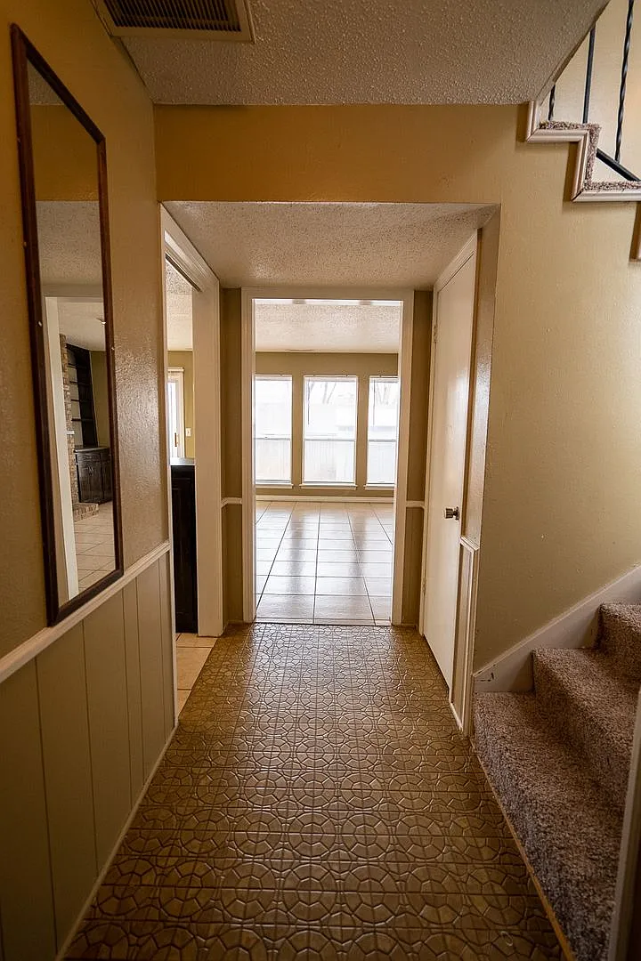 Spacious Backyard, 2 Car Garage, Close to NW Expressway! — Photo 3