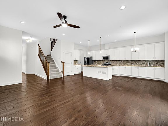 3rd image of 132 N Easton Ct