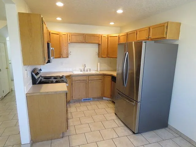 3 bed, 1.5 bath, 1075 sqft, $1,795 — Photo 3