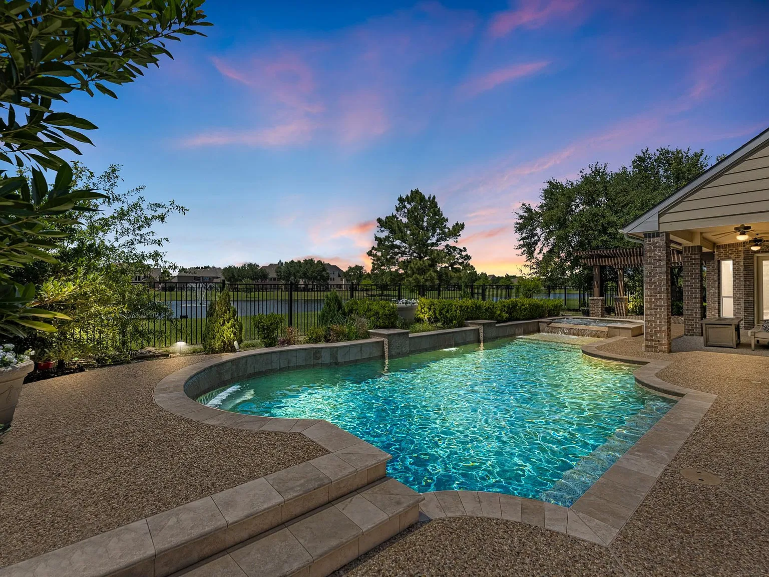 6 bed, 5.0 bath, 5368 sqft, $6,000 — Photo 3