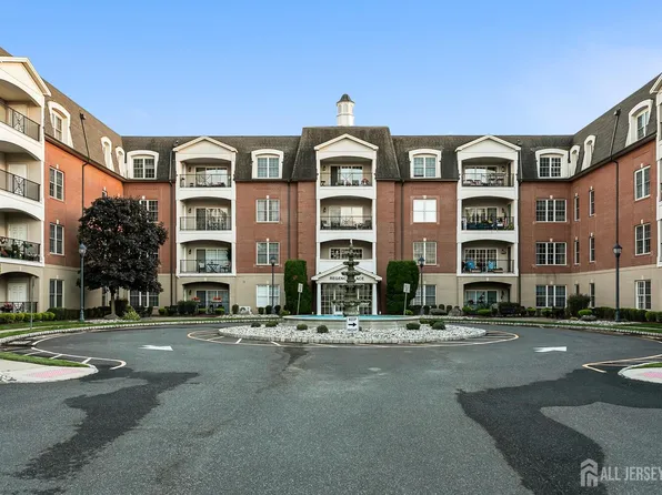 325 Regency Pl, Woodbridge, NJ 07095