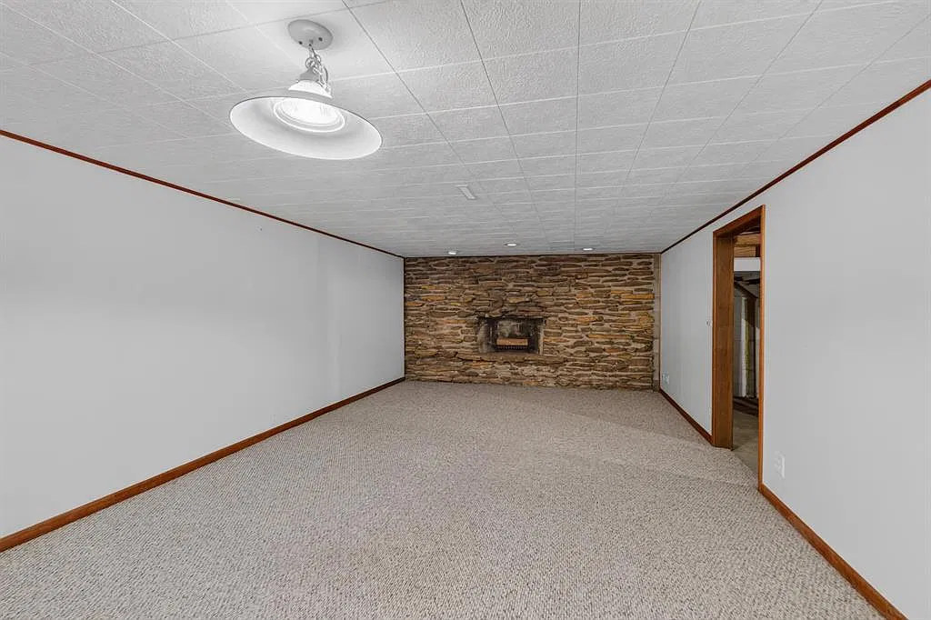 4 bed, 1.5 bath, 2025 sqft, $2,800 — Photo 3
