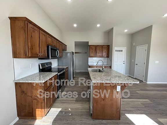 3rd image of 216 Hickory Hills St