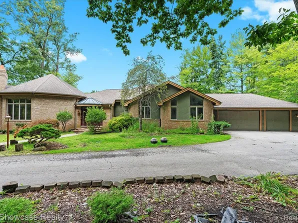 7950 Clement Rd, Clarkston, MI 48346