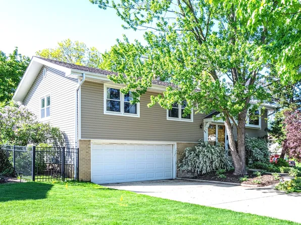 945 Heather Ln, Hoffman Estates, IL 60169