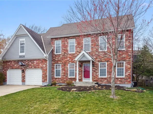 8628 Greenwood Ln, Lenexa, KS 66215