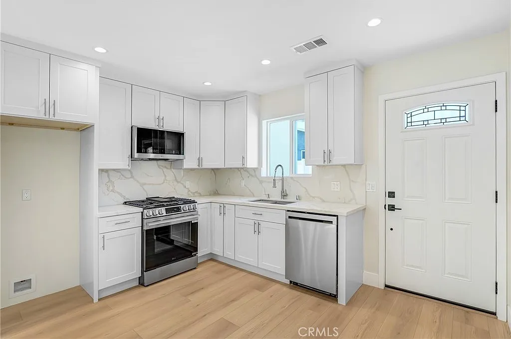 1 bed, 437 sqft, $2,200 — Photo 3