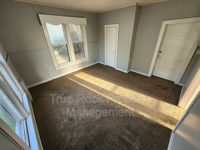 800 W 9th St — Photo 5