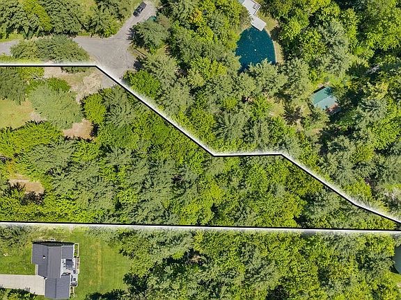 3rd image of Crestwood Cir