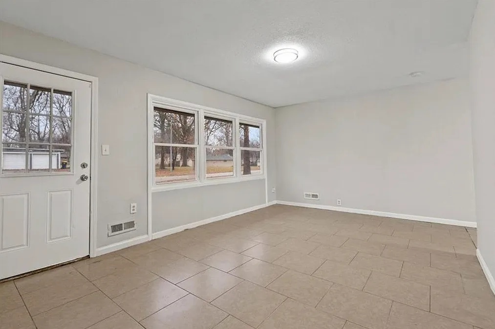 4 bed, 1176 sqft, $1,400 — Photo 2
