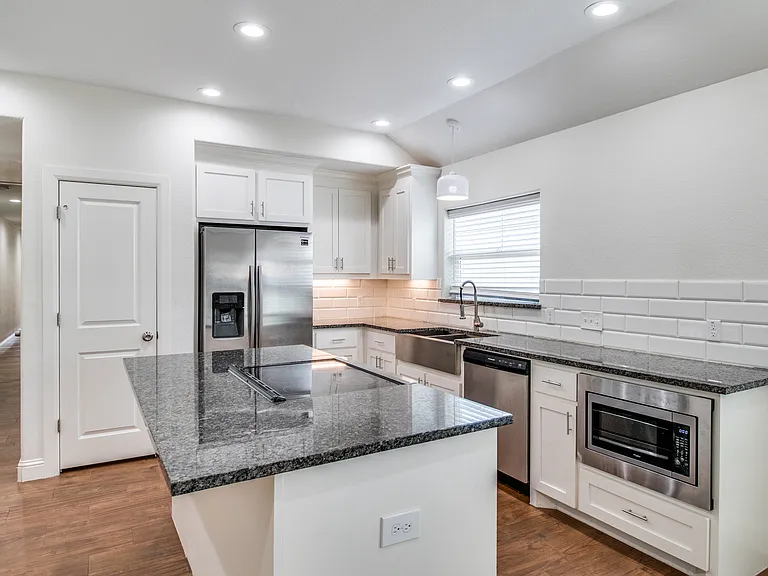 614 E College St — Photo 4
