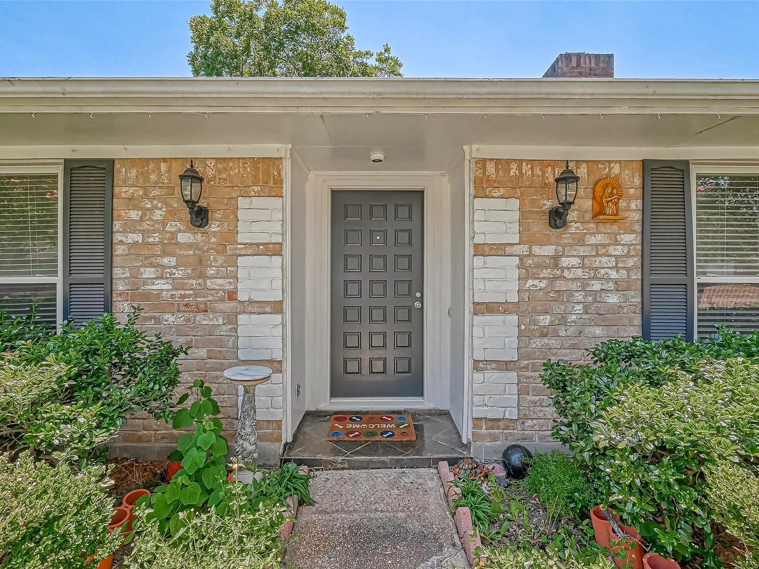 3 bed, 2.0 bath, 1867 sqft, $2,300 — Photo 2