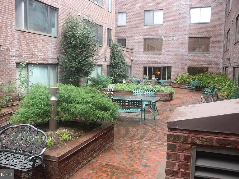 2307 Pennsylvania Ave NW #104 — Photo 16
