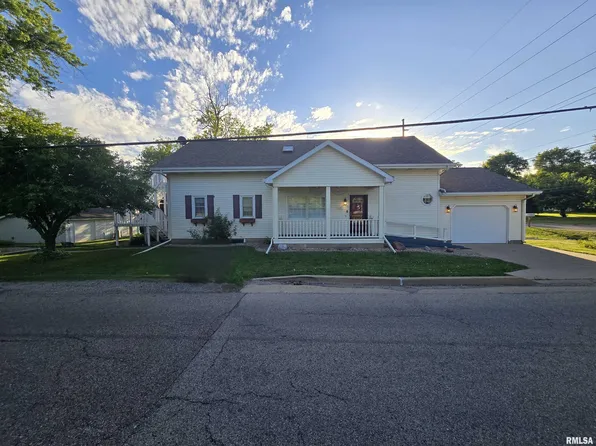 108 School St, Washington, IL 61571
