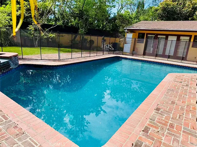 2500 Benedict Canyon Dr — Photo 31