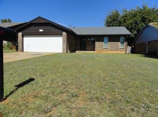 1013 NW 24th St, Moore, OK 73160