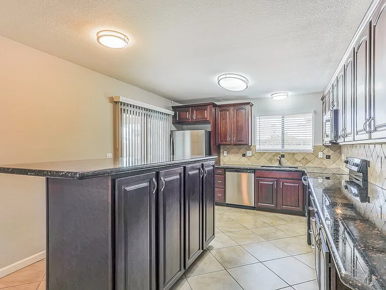 2203 E Dragoon Ave — Photo 6