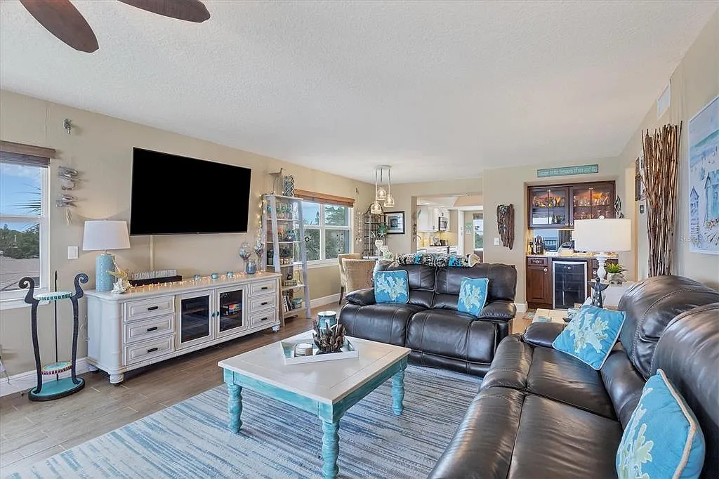 2 bed, 2.0 bath, 1411 sqft, $12,000 — Photo 4