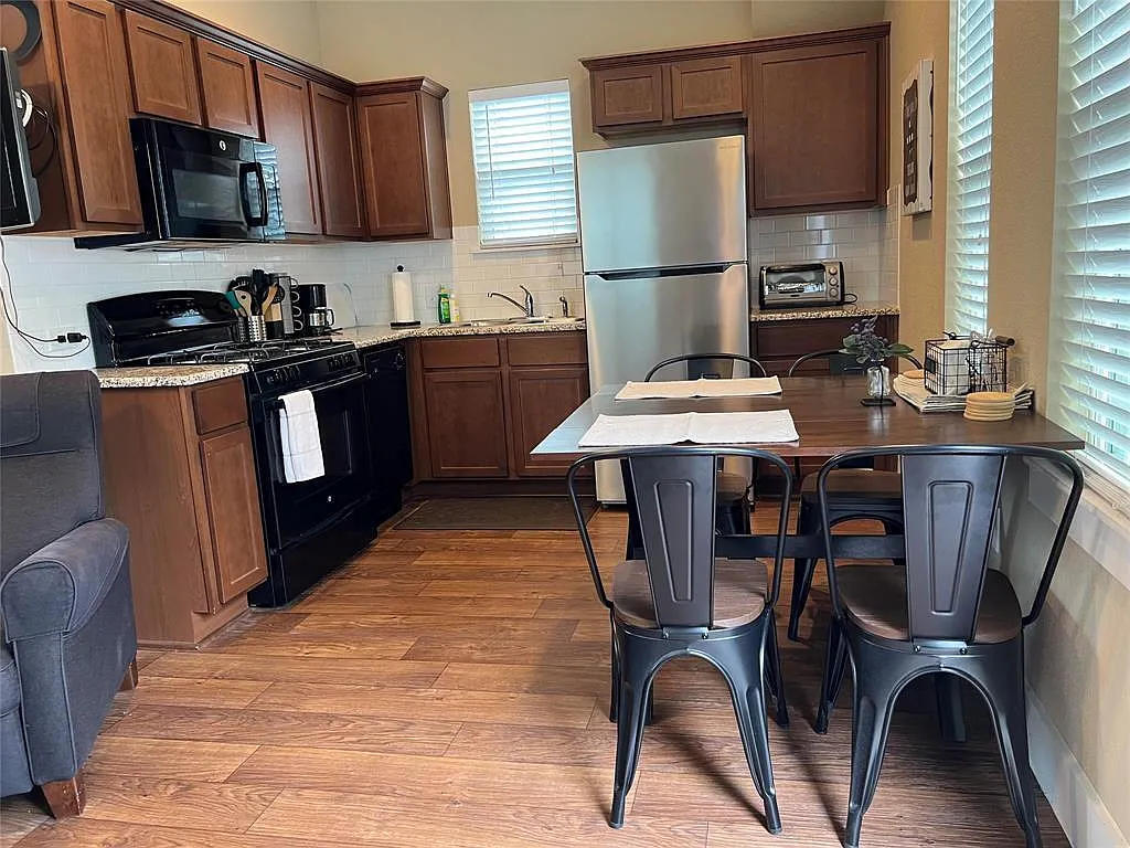 Studio, 1.0 bath, 400 sqft, $1,200 — Photo 3