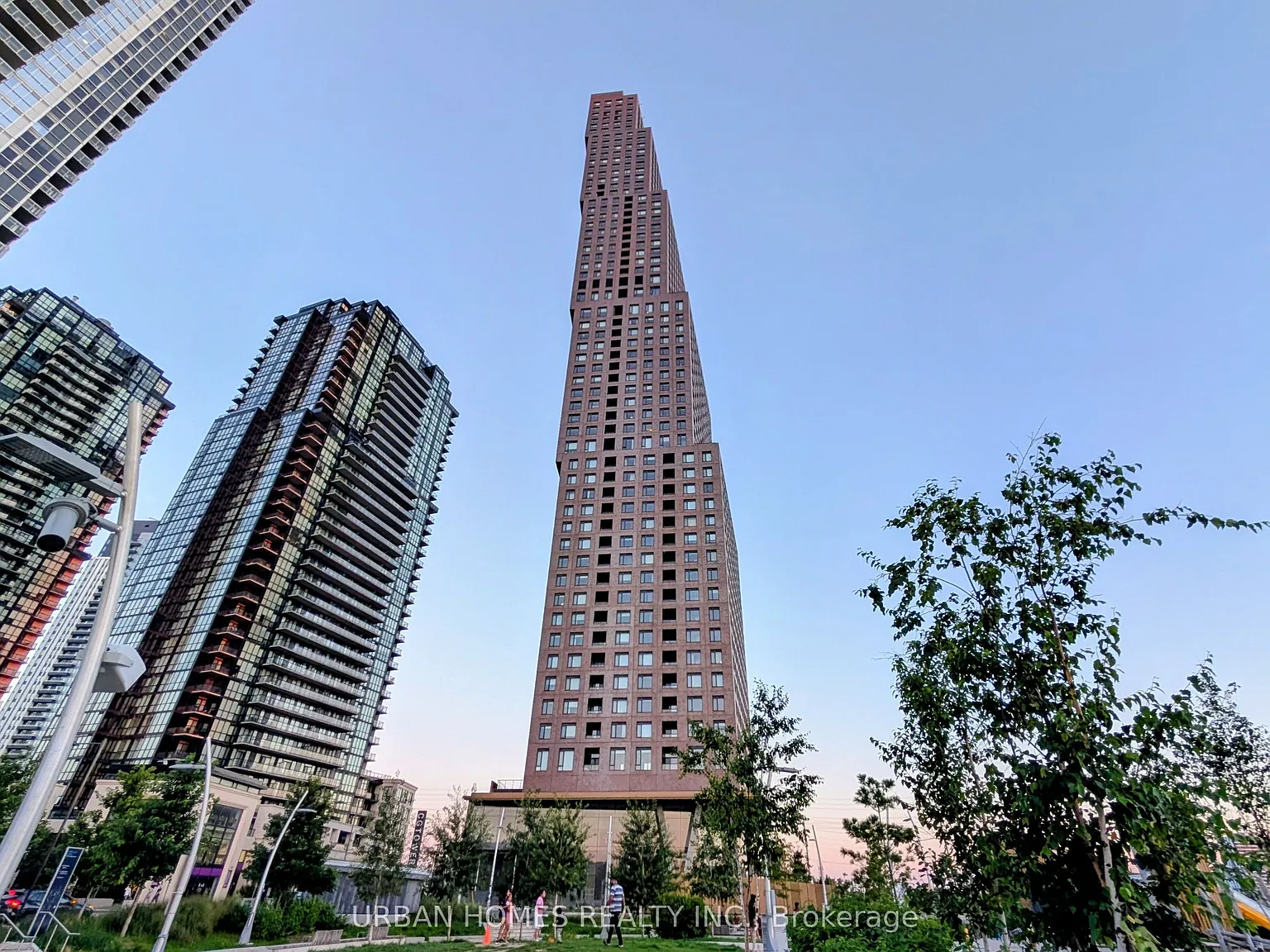 CG Tower — Photo 1