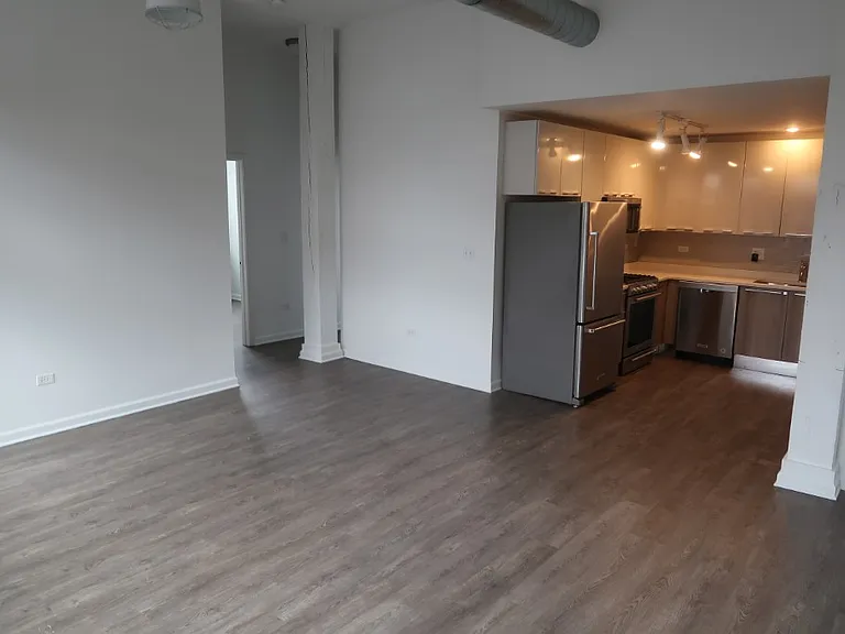 932 W Dakin St #201 — Photo 2