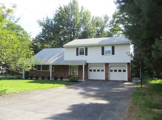 3 Surrey Ln, Poughkeepsie, NY 12603
