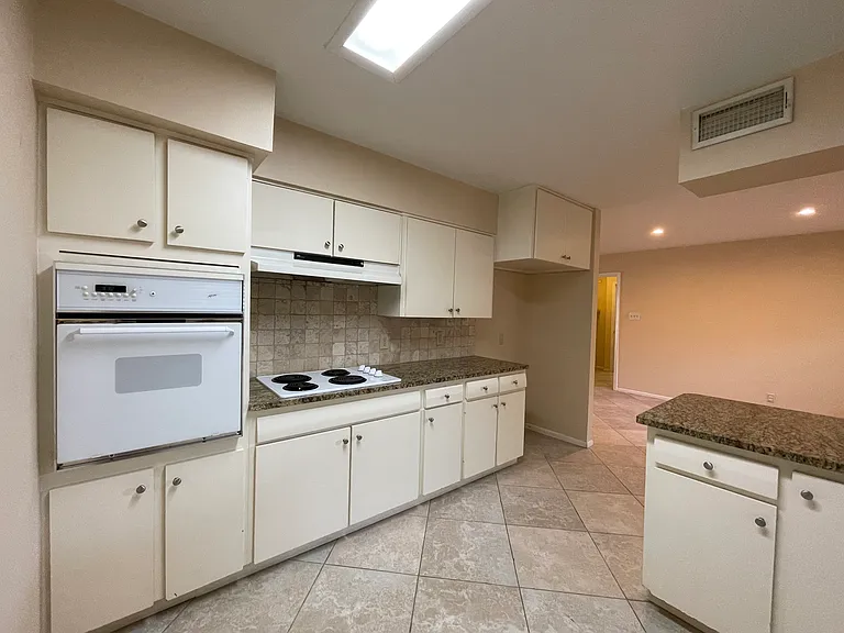 1303 Northlake Dr — Photo 11