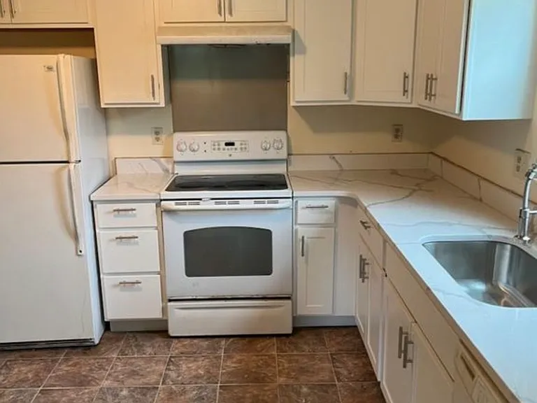 8734 Crestpointe Dr — Photo 2