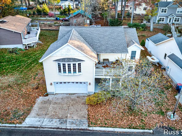 15872 Beach Dr, Spring Lake, MI 49456
